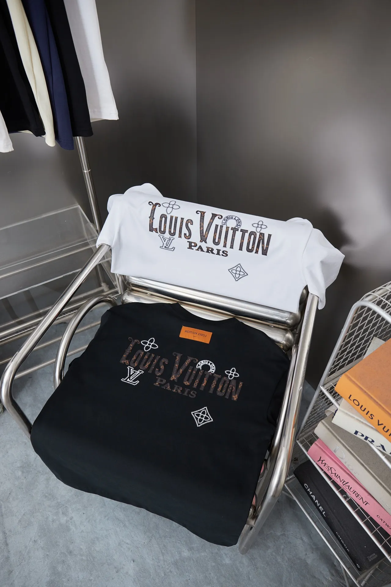 🅿️190 1V 25SS early spring new style Leather embroidered LV letter short sleeves Light luxury A must-have item for daily commuting for men and women Correct version Welcome to compare Detailed features · 320g 100% pure cotton double yarn jersey fabric · Special thickening in the same vat 32 pieces double-strand 1X1 thread . Leather-cut LV letter splicing embroidery · Imported Tajima machine embroidery with various craft letters · Double-needle sewing and cross-seam technology · Original main mark, washed tag, brand moisture-proof paper packaging Color: black/white Size: S/M/L/XL